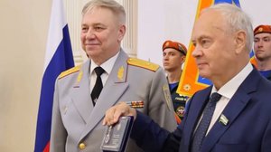 В Колонном зале Уфы Марата Латыпова наградили ведомственными и государственными наградами