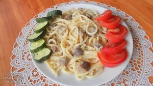 Спагетти с куриными желудками тушеными в сметане. Простой рецепт сытного обеда