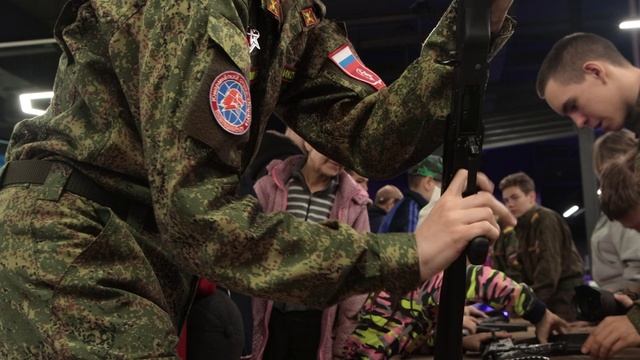 11 мая 2025 г. Торговый центр Фан-фан. Мастер-класс ВПК Ритм с демонстрацией макетов оружия.