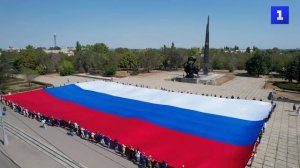 В Луганске развернули флаг России площадью 2 400 кв метров