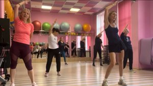 Простые аэробные движения на разные участки спины, классно формулируют талию.