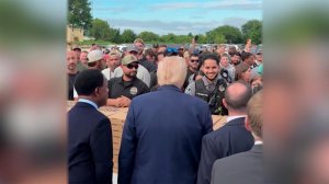 Дональд Трамп привез бургеры и пиццу бойцам Нацгвардии, которые патрулируют улицы Вашингтона