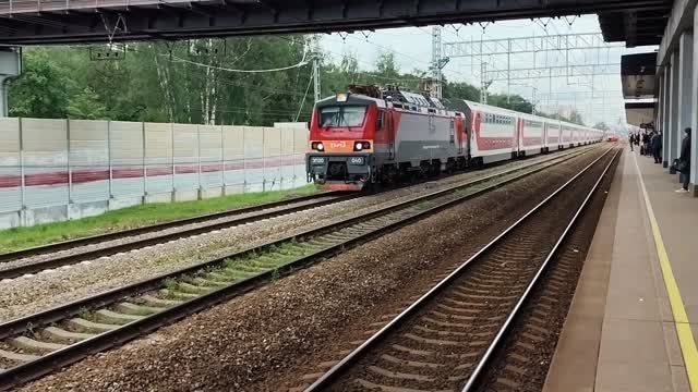 Электровоз ЭП20-040 (ТЧЭ-6) со скорым поездом "Двухэтажный состав" № 063Й Самара — Санкт-Петербург.