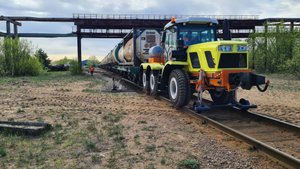 Локотрактор (локомобиль) , уникальный трехосник КРТ-2  передвигает цистерны