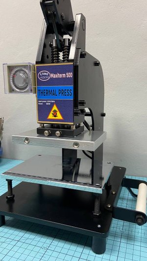 Перфорация натуральной кожи на термопрессе Maxiterm 500