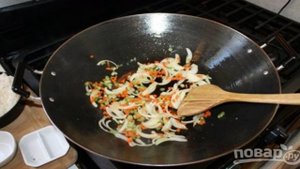 Жареный рис с креветками и овощами