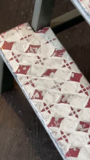 На видео Лесенка в технике марокканской плитки, работа ученицы с живого мастер-класса» смотреть онлайн