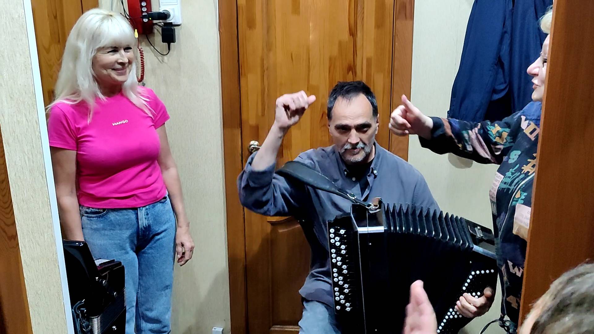 Под окном широким! Баян Тульский после ремонта тест у мастера настройщика 3 аккорда 300 песен смотреть онлайн