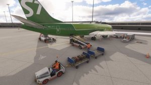 Выход пассажиров и выгрузка багажа из самолета Boeing 737 Max 8