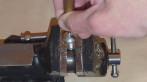 Почему колёсные болты с левой стороны могут сами откручиваться