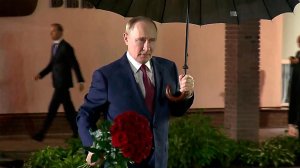 Владимир Путин в Сарове возложил цветы к памятнику академику Юлию Харитону