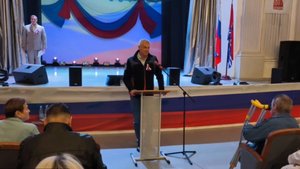 Губернатор Сергей Носов вручил жилищный сертификат жителю поселка Ягодное Борису Винникову