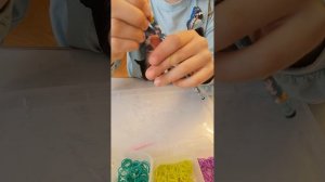 Как сплести из резинок на пальцах оплётку для карандаша?