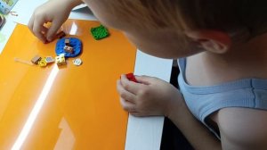 собираю конструктор лего Марио