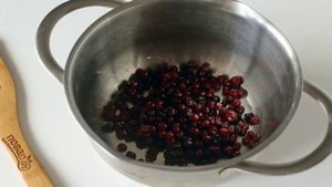 Блины с брусничным соусом