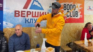 Александр Абрамов представляет кухню-столовую Клуба 7 Вершин на приюте Нацпарк