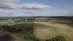 Красивые виды с птичьего полета на реку и поля пшеницы