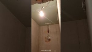 Потолок и откосы из гипсокартона, есть и фрагменты санузла