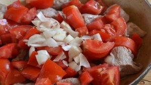 Гуляш из свинины с подливкой