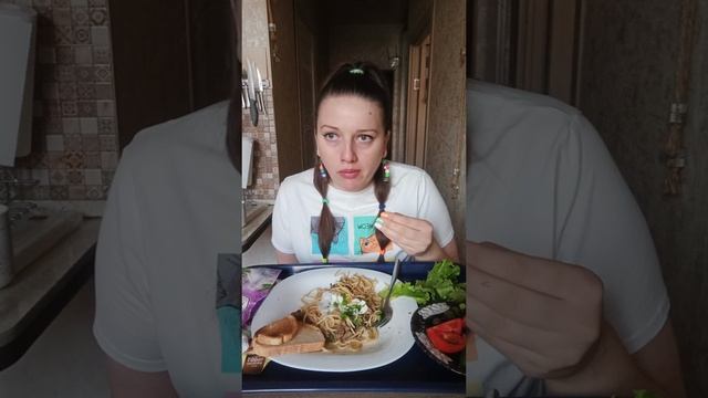 Каких мукбангеров я смотрю? 🧐Спагетти по флотски😋😁 #спагетти#поужинаем#емнакамеру#мукбангроссия#