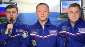 Российский экипаж МКС поздравил соотечественников с Днем Государственного флага