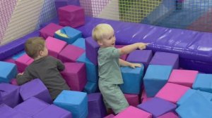 Робби играет с Марком в детской комнате 🥳