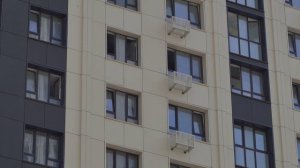 Более 100 семей врачей и учителей заселились в новый жилой комплекс в столице Приморья.