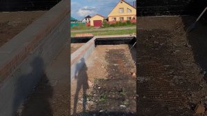 Утепление и нанесение праймера на фундамент с внутренней стороны.