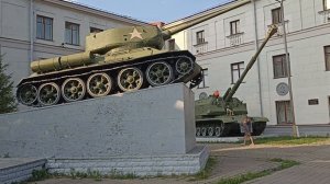 Дом Офицеров и выставка советской техники
