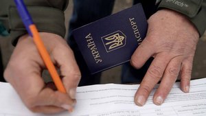 Предлагают украинский паспорт: как фирма в Крыму содействует в вербовке СБУ