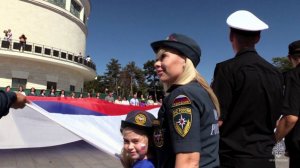 Самый большой триколор развернули в Севастополе в День флага при участии сотрудников МЧС России