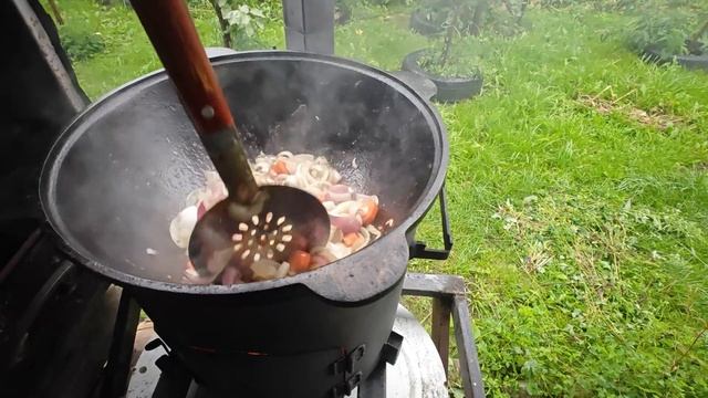 Тушеная картоха с овощами в казане на печке(импровизация)