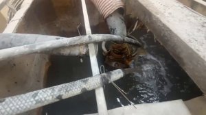 Погружной дренажный насос ZUMFA KZN55H в процессе работы на строительном участке