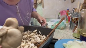 ГОТОВЛЮ И РАССКАЗЫВАЮ СТРАШНУЮ ЖЕСТЬ