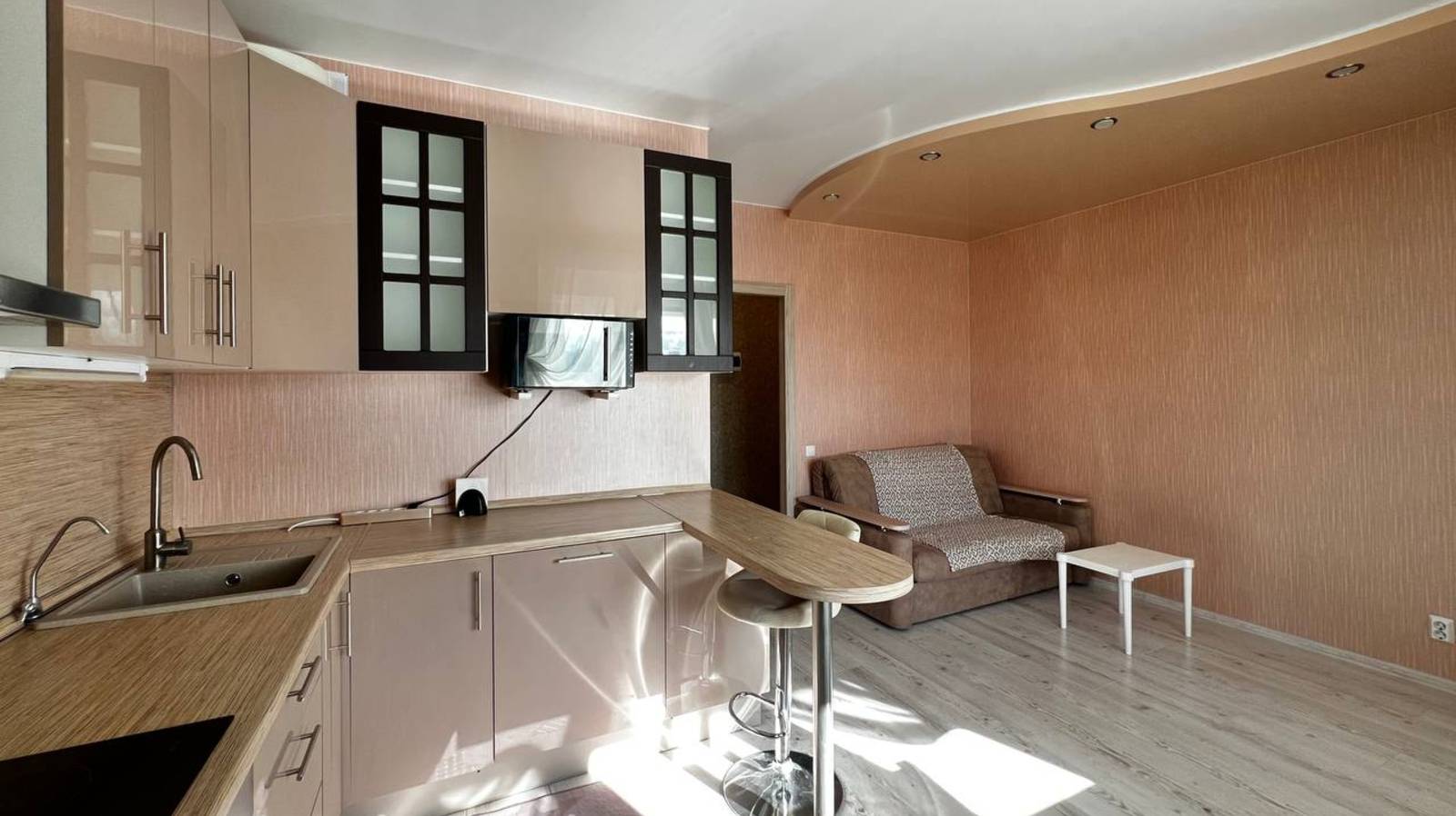 Сдаётся впервые стильная и просторная квартира-студия. смотреть онлайн