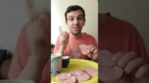 Обжор завтракаю бутерброды с колбасой, передаю привет