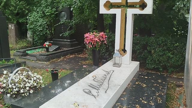 Новодевичье кладбище - Официально основано в 1904 году при Новодевичьем монастыре смотреть онлайн