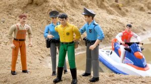 Постройте экскаватор грузовик автомобильный мост и игрушечную полицейскую машину.