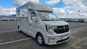 Renault Haras STX - специализированный автомобиль для перевозки лошадей
