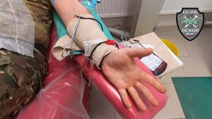 Бойцы Специального ремонтно-восстановительного отряда «Оскол» дают донорскую кровь