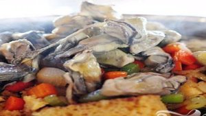 Жареный хлеб с устрицами и овощами