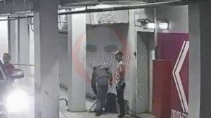 В Красноярске иностранные специалисты выкинули из своей машины мусор на парковке и спокойно пошли