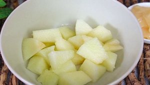 Фруктовый салат из дыни, персика и черного абрикоса