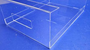 Поднос из прозрачного оргстекла.