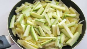 Жареный картофель с кабачком и яйцами