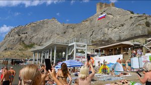 Флаг России на скале Судакской крепости. Август 2025