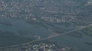 Взлет винтового самолета из аэропорта Толмачево (Новосибирск).