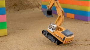 Удивительный игрушечный город с грузовыми автомобилями