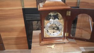 Четвертные настольные часы Хермле с тремя мелодиями и лунником. С отключением боя 2003 г