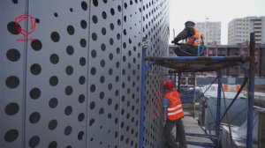 Производство и монтаж фасадных кассет из оцинкованной стали для фасада парковки компании ДНС